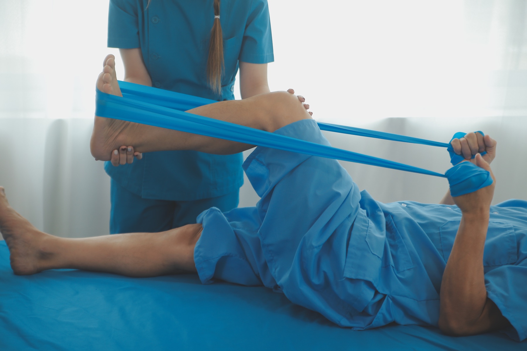 Kinésiologue accompagnant une patiente pendant un exercice thérapeutique